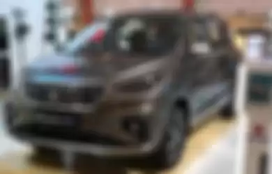 Suzuki Ertiga Hybrid, mobil baru yang dipamerkan di Mal Kelapa Gading, Jakarta