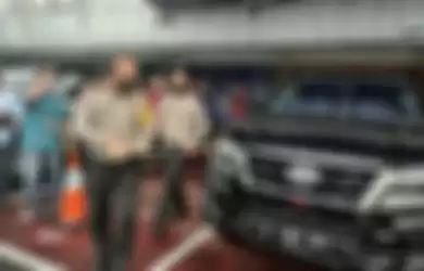 Foto sopir Toyota Fortuner pelat RFY yang terobos busway sengaja dirahasiakan polisi. Begitu pula pemilik Fortuner pelat dewa nan sakti itu.