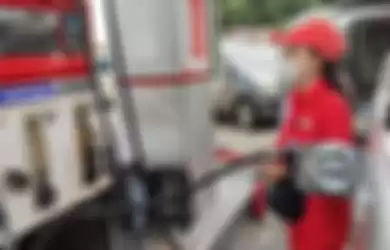 Isi bensin Pertamax di SPBU Pertamina