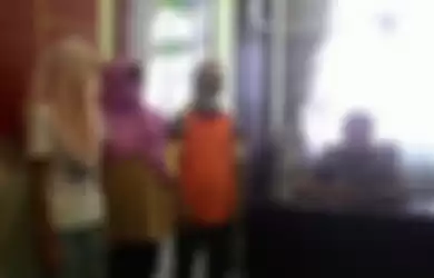 Ahnaf Arrafif punya ritual khusus ketika hendak berhubungan badan dengan Nur Aini istrinya. Yang pertama-tama curiga dia wanita adalah ibu Nur Aini.