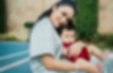 Krisdayanti tengah menikmati momennya sebagai seorang nenek dari Ameena Atta. Dia rela melakukan apa pun untuk dekat dengan anak Aurel Hermansyah itu.