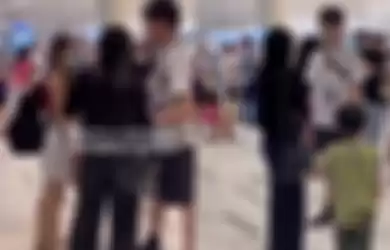 Hong dan anaknya mencegat suami yang berada di bandara 