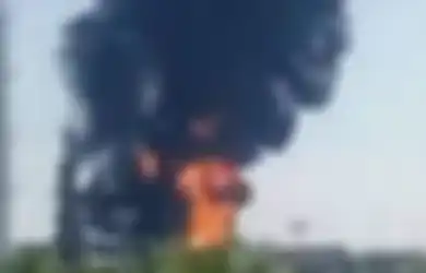 Sementara Dunia Terancam Alami Krisis, Kilang Minyak Rusia Dekat Ukraina Diserang hingga Memicu Ledakan Kebakaran dan Bola Api