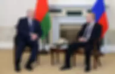 Presiden Rusia Vladimir Putin dan Presiden Belarusia Alexander Lukashenko bertemu di St Petersburg, 25 Juni 2022