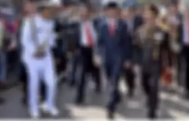 Foto Presiden Jokowi jalan kaki di acara HUT TNI 2017 sempat heboh. Peristiwa itu jadi penyebab Jenderal Gatot didepak. 