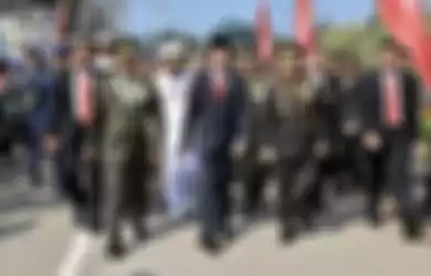 Foto Presiden Jokowi jalan kaki di acara HUT TNI 2017 sempat heboh. Peristiwa itu jadi penyebab Jenderal Gatot didepak. 