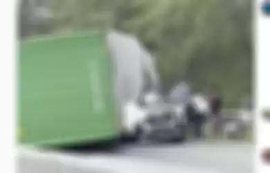Kecelakaan yang melibatkan kontainer dan mobil Hyundai Palisade milik direktur Indomaret
