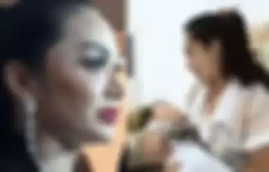 Kondisi wajah Krisdayanti saat tampil di hadapan awak media, rela tampil polos demi Ameena cucunya yang alergi terhadap makeup. 
