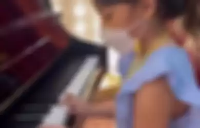 Gisel pamer foto liburan berdua bareng gempi di Singapura. Di sana, anak Gading Marten unjuk gigi main piano.