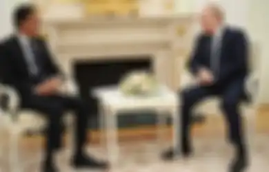 Dijamu Cuma dengan Meja Kecil oleh Vladimir Putin ketika Temui Presiden Jokowi, Ternyata Makna di Balik Meja Berukuran 5 Meter Khas Rusia Ini Bukan Sembarangan