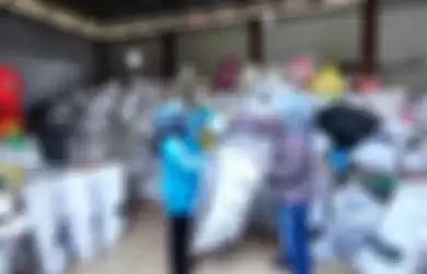 Warga menukarkan sampah di IPST Asari Cilegon, hasilnya ditabung untuk umrah