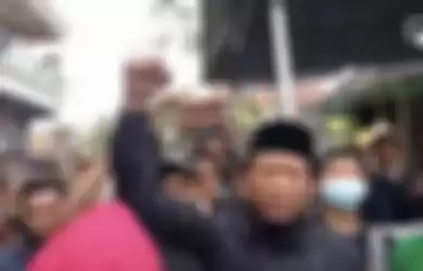 Anaknya Jadi Tersangka Kasus Pencabulan Santriwati, Kiai di Jombang Ini justru Minta Putranya yang Tengah Buron tak Ditangkap Polisi. Bechi anak kiai Jombang yang diburu polisi ternyata punya kebiasaan begini. Pantas warga Ponpes Shiddiqiyyah sampai nekat hadang polisi.