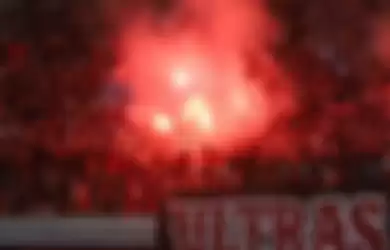 Flare yang Menyala di Stadion Bekasi ps Pertandingan Sepakbola U19 