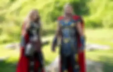 (L-R): Natalie Portman as Mighty Thor and Chris Hemsworth as Thor in Marvel Studios' THOR: LOVE AND THUNDER. Photo by Jasin Boland. ©Marvel Studios 2022. All Rights Reserved. | Thor: Love and Thunder review