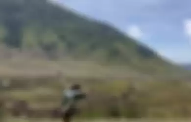 Gisel pamer goyangan tubuh di Gunung Bromo setelah baru tahu bisa capture foto dari video. Istri Sammy Simorangkir respons begini.