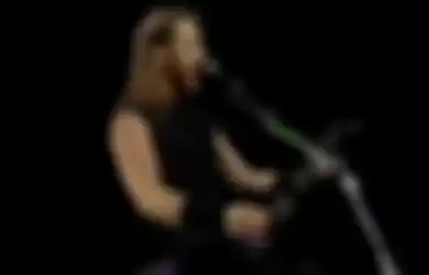 James Hetfield di tahun 1994 yang ngerock pake rambut classic mullet