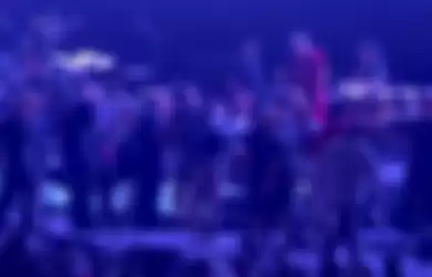 Insiden Carlos Santana pingsan saat sedang tampil di atas panggung.