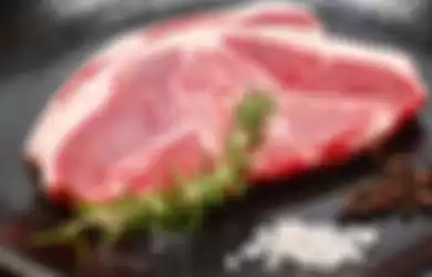 Menyimpan daging merah mentah di kulkas dapat bertahan tiga hingga empat hari, jika di freezer dapat bertahan empat sampai 12 bulan.