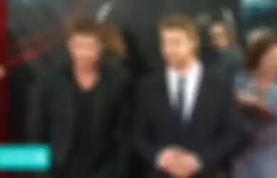 Liam Hemsworth (kiri) hampir meranin Thor sebelum kakaknya, Chris Hemsworth terpilih!