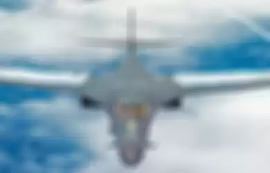 Pusaran dan aliran uap air dari sayap B-1B saat terbang di belakang Stratotanker KC-135 Angkatan Udara AS, ditugaskan ke Skuadron Pengisian Bahan Bakar Udara Ekspedisi ke 506, selama misi Satuan Tugas Pembom di atas Samudra Pasifik, 25 Juni 2022.