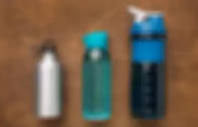 Cara membersihkan botol minum dari bau tak sedap. 