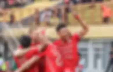Selebrasi pemain Persija Jakarta usai mencetak gol ke gawang RANS Nusantara FC dalam laga uji coba di Stadion Wibawa Mukti, Cikarang, Sabtu (16/7/2022).