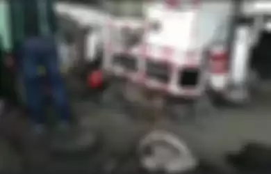 Foto penampakan anggota TNI AL tewas di kolong truk Pertamina bikin merinding. Begini penyebab kecelakaan maut Cibubur.