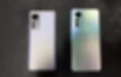 Perbedaan Xiaomi 12 Lite 5G (Kanan) dan Xiaomi 12 (Kiri).