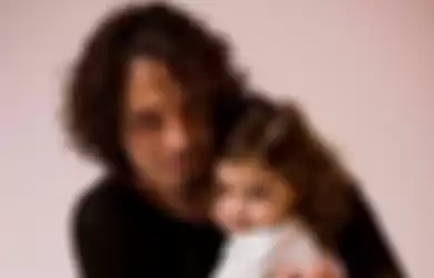 Putri Chris Cornell, Toni Cornell membagikan beberapa video masa kecilnya bersama sang ayah untuk merayakan ulang tahun Chris ke-58