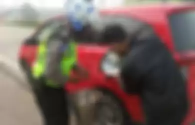Polisi bantuin mobil mogok akibat kehabisan bensin