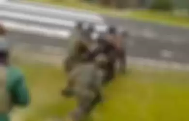 Prajurit TNI yang ditembak anggota Brimob di Papua ternyata punya keahlian khusus. Foto kondisi terkininya dicari-cari di media sosial.