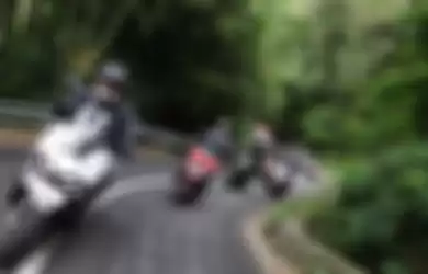 Tidak bisa asal gas rem, kendarai motor matic di jalanan tanjakan dan turunan seperti kawasan wisata Puncak, Bogor (ilustrasi)