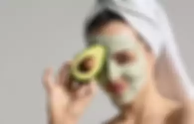 Cara mengatasi kulit wajah kering bersisik dengan masker alpukat