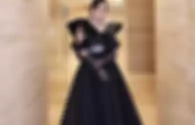 Penampilan Ayu Ting Ting kenakan dress hitam rancangan Ivan Gunawan.