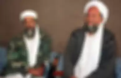 Ayman al-Zawahiri (kanan) dan Osama Bin Laden (kiri) merencanakan serangan 9/11. al-Zawahiri akhirnya berhasil dibunuh oleh AS