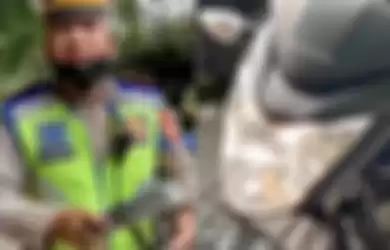 Viral video pemotor dan polisi berdebat.