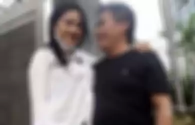 Cekikikan bongkar rahasia ranjang dengan istri 28 tahun lebih muda, pelawak kondang ini tak malu-malu bocorkan fantasi liarnya yang bikin melongo!