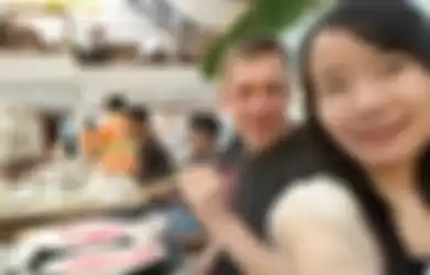 Wanita asal Semarang, Diana ber-selfie bersama Raphael warga Jerman saat masih hidup. 