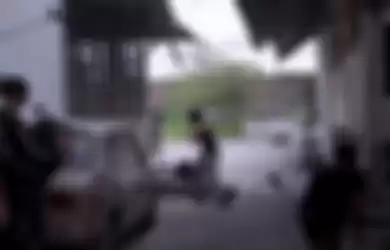 Cuplikan trailer Mencuri Raden Saleh yang memperlihatkan scene berkelahi.
