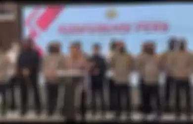 Kapolri Jenderal Listyo Sigit Prabowo menggelar konferensi pers dan mengumumkan tersangka baru dalam kasus pembunuhan Brigadir Nopriansyah Yoshua Hutabarat atau Brigadir J, Selasa malam, (9/8/2022)  Baca artikel detikjateng, "Menanti Pengumuman Kapolri soal Tersangka Baru Kasus Brigadir J Hari Ini" 