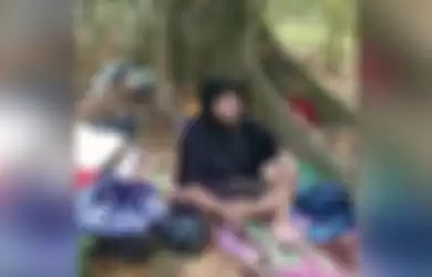 Tega! Suami ini tinggalkan istrinya sendiri di hutan selama 3 hari, diduga ogah repot merawat wanita paruh baya ini gegara stroke.