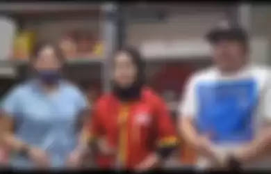 Tangkapan layar video permintaan maaf pegawai Alfamart yang kini viral 