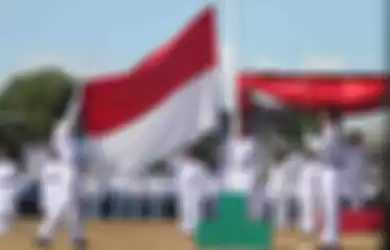 Ukuran bendera merah putih yang benar untuk di lapangan sekolah adalah 120 cm x 180 cm.