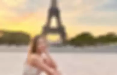 Karen Vendela liburan ke Menafa Eiffel