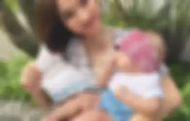 Gisel yang menggendong bayi lucu sampai dikira Cipung malah ditodong permintaan begini. Foto ibunda Gempi banjir komentar. 