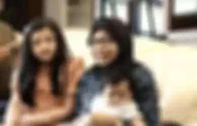Anisa Choliq ibunda Anang Hermansyah saat bertemu dengan Ameena Hanna Nur Atta