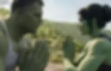 Beda dengan Hulk, Jennifer punya kontrol penuh atas hulknya, serta nggak kehilangan kepribadian manusianya saat berubah.