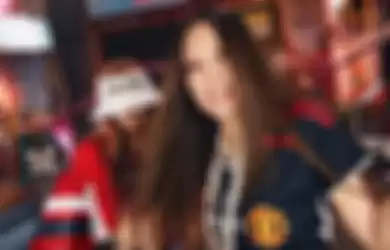 Jennie BLACKPINK pakai jersey Manchester United di MV Pink Venom