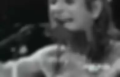 Ozzy Osbourne dengan aksi panggung menggigit kepala kelelawar.