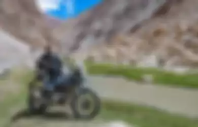 Turing sepeda motor di Pegunungan Himalaya.
